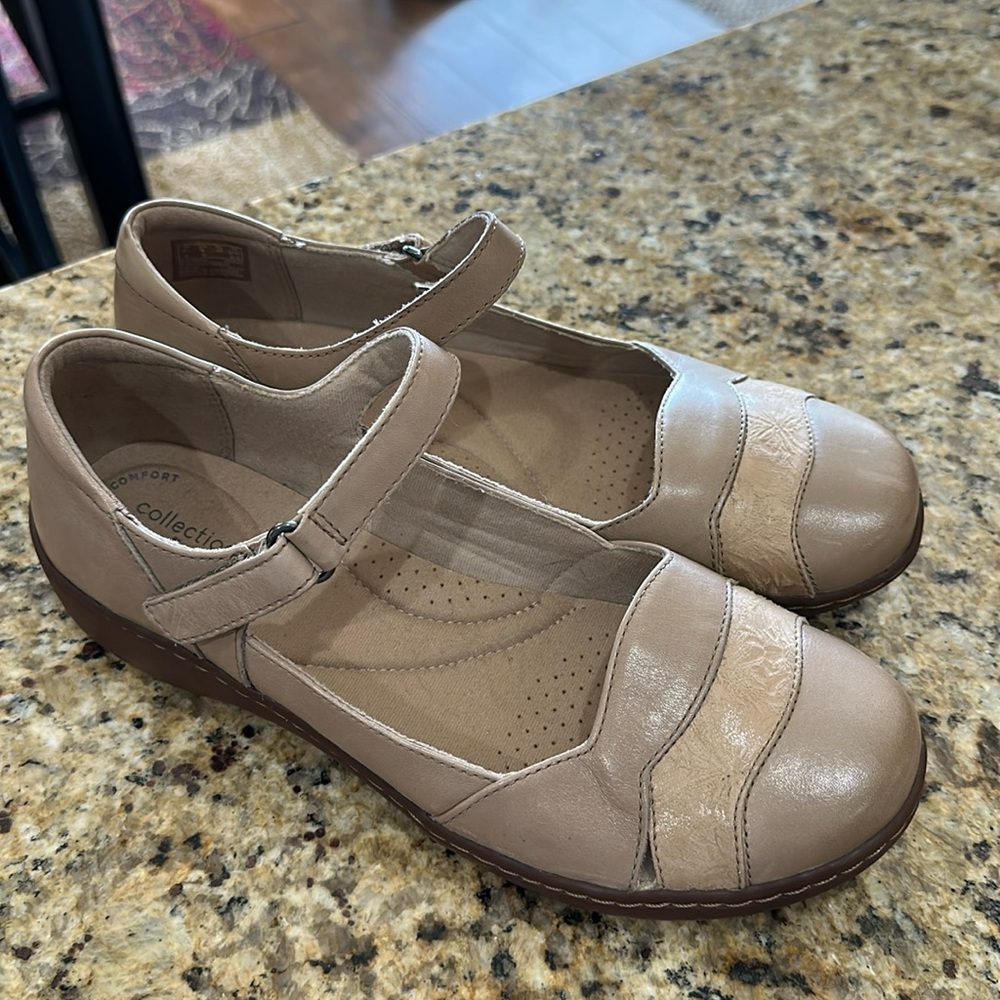Clarks ultimate comfort Mary Janes 8 cute tan color great condition super cute
